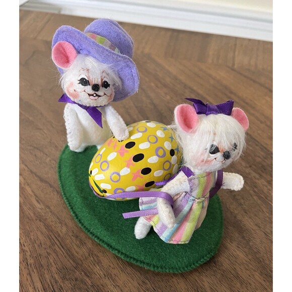Annalee 6" Small White Mice Carrying Yellow Easter Egg 2009 - Picture 3 of 12